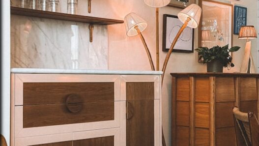 Abstract vs. Minimalist: Which Painting Style Suits Your Home?