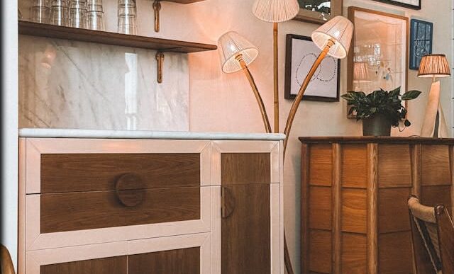 Abstract vs. Minimalist: Which Painting Style Suits Your Home?